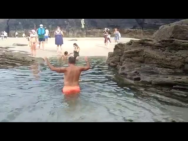 bañarse en la playa de las catedrales